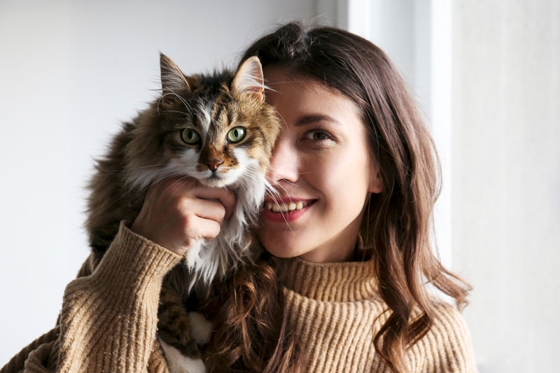 Jolie dame avec son chat | PITOU MINOU & COMPAGNONS