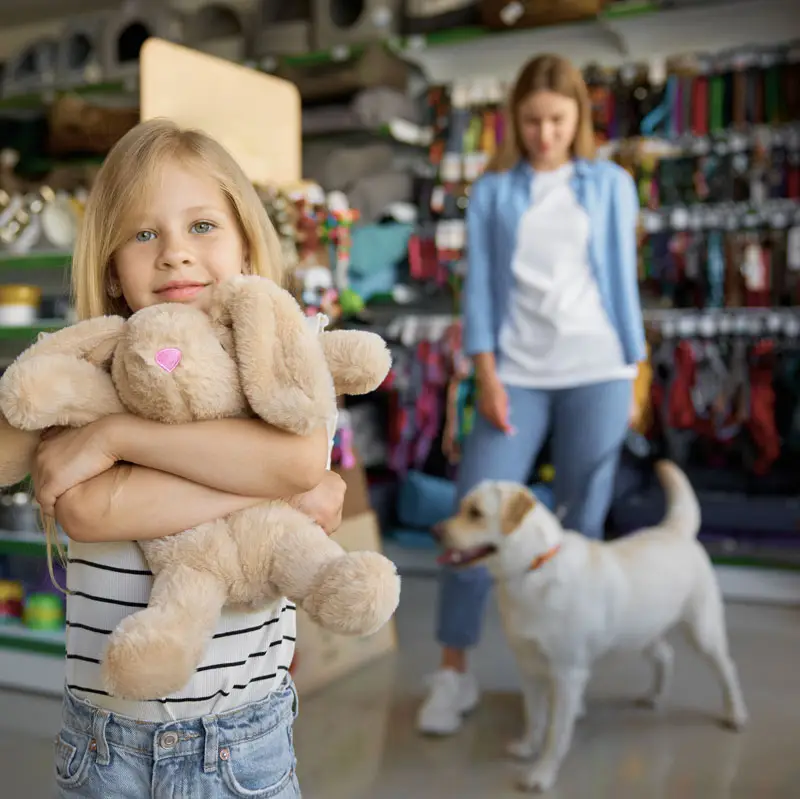 Enfant et jeune fille avec chien en boutique d'animaux | Pitou Minou & Compagnons
