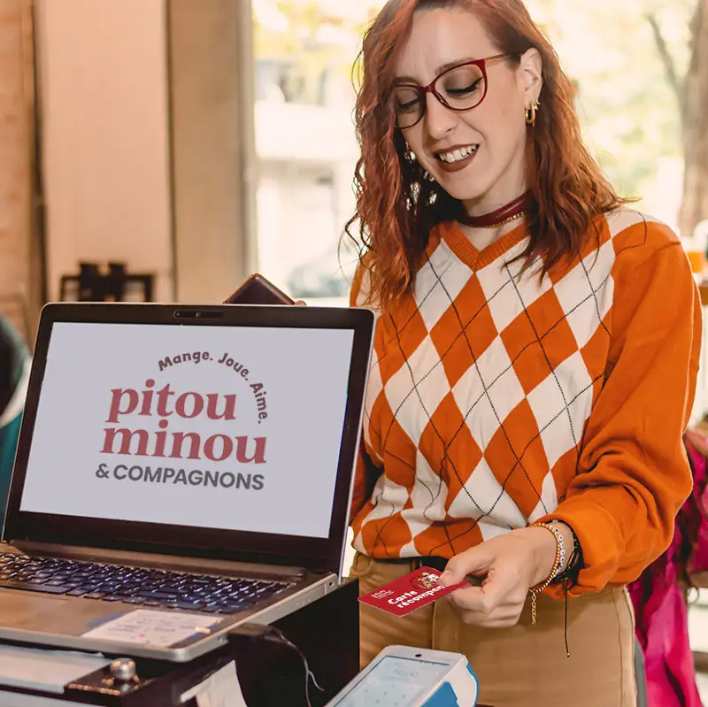 Dame qui s'inscrit au programme de fidélité | Pitou Minou et Compagnons